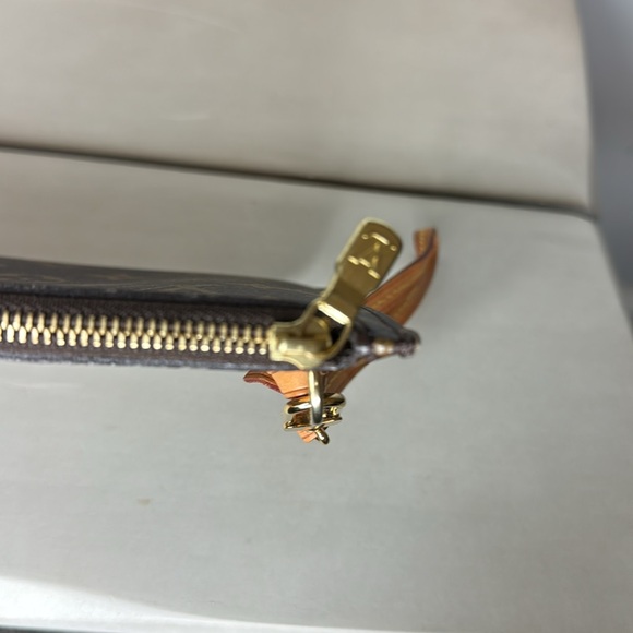 Louis Vuitton Neverfull Monogram Pouch - Picture 5 of 11